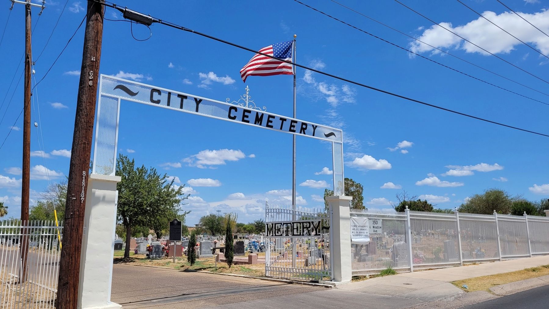 The entrance to the City Cemetery and Marker image. Click for full size.