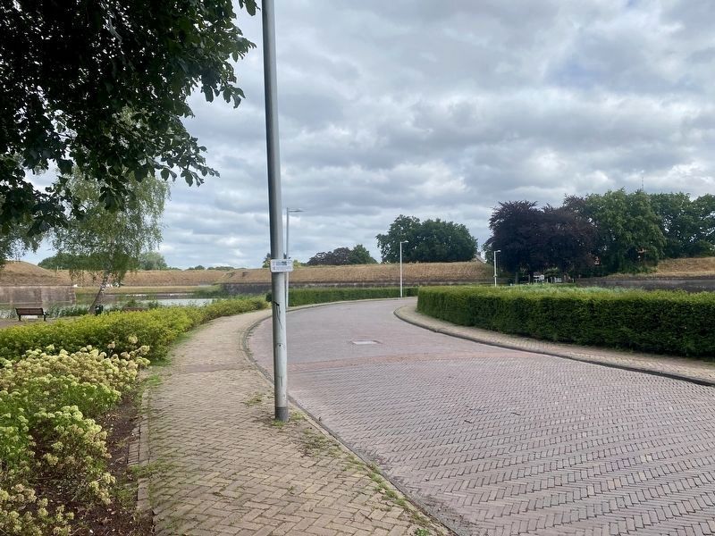 Lange Bedekte Weg Naarden Marker - wide view. Click for full size. Lange Bedekte Weg Naarden Marker - wide view image. Click for full size.