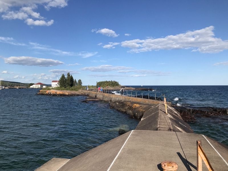 Breakwater Trail to the Grand Marais Lighthouse image. Click for full size.