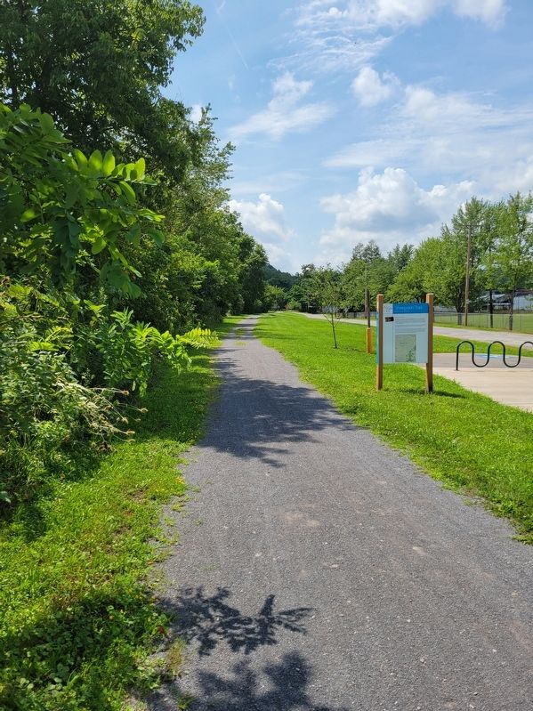 Sheepskin Trail Marker image. Click for full size.