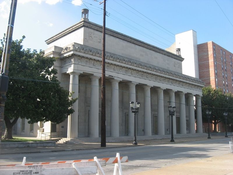 Louisville Memorial Auditorium image. Click for full size.