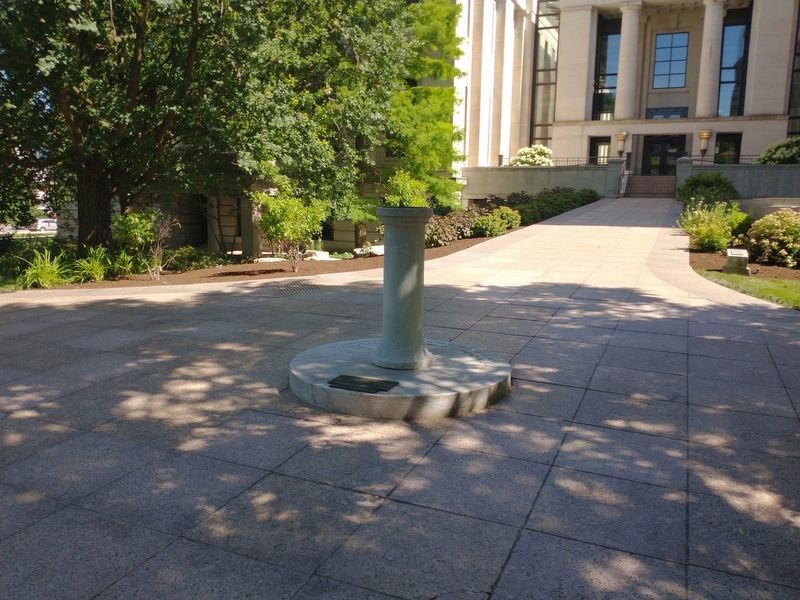 Replica of Sun Dial at Mount Vernon image. Click for full size.