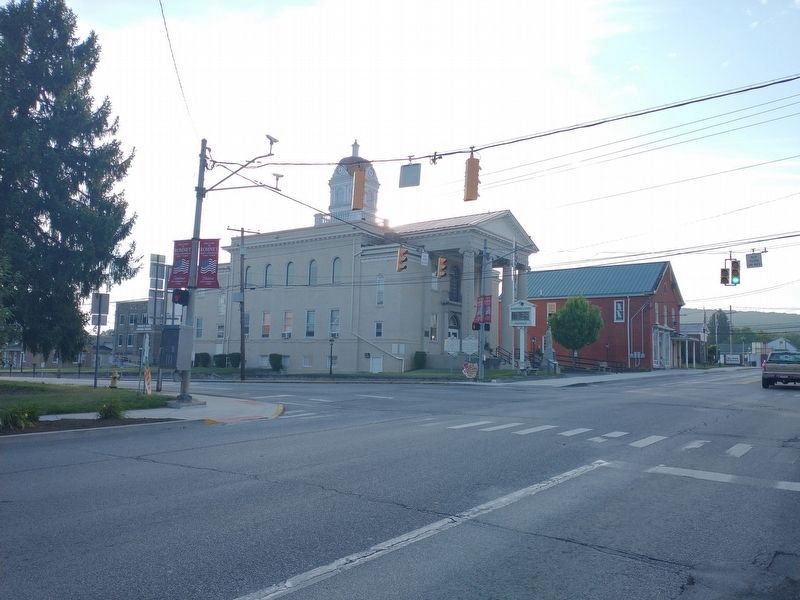 Hampshire County Courthouse image. Click for full size.