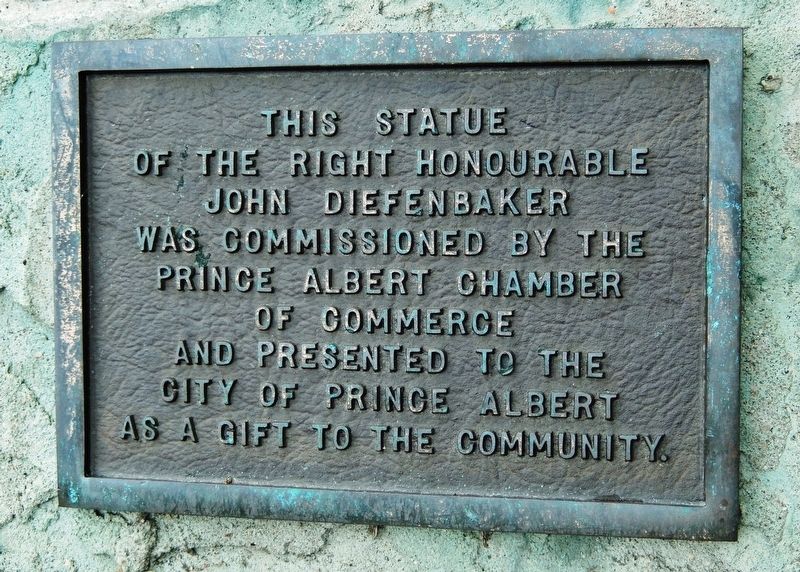 Dedication Plaque on Statue image. Click for full size.