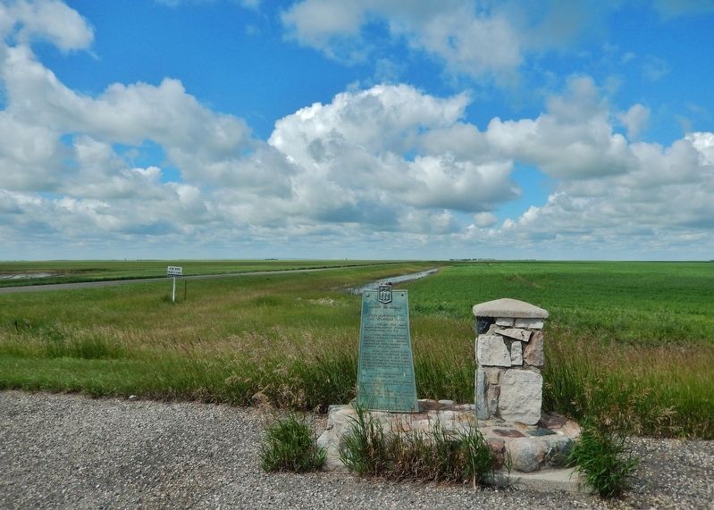 Wood Mountain - Fort Qu'Appelle Trail Marker image. Click for full size.