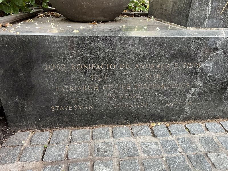 Inscription on the base of the statue image. Click for full size.