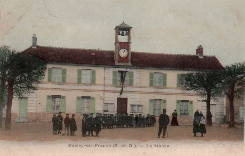 <i>Roissy-en-France (S.-et-O.) La Mairie</i> (same as right postcard on marker) image. Click for full size.