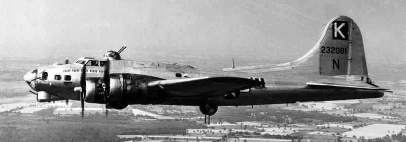 A B-17 Flying Fortress (serial number 42-232081) of the 447th Bomb Group. image. Click for full size.