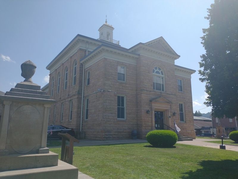 Nicholas County Courthouse image. Click for full size.