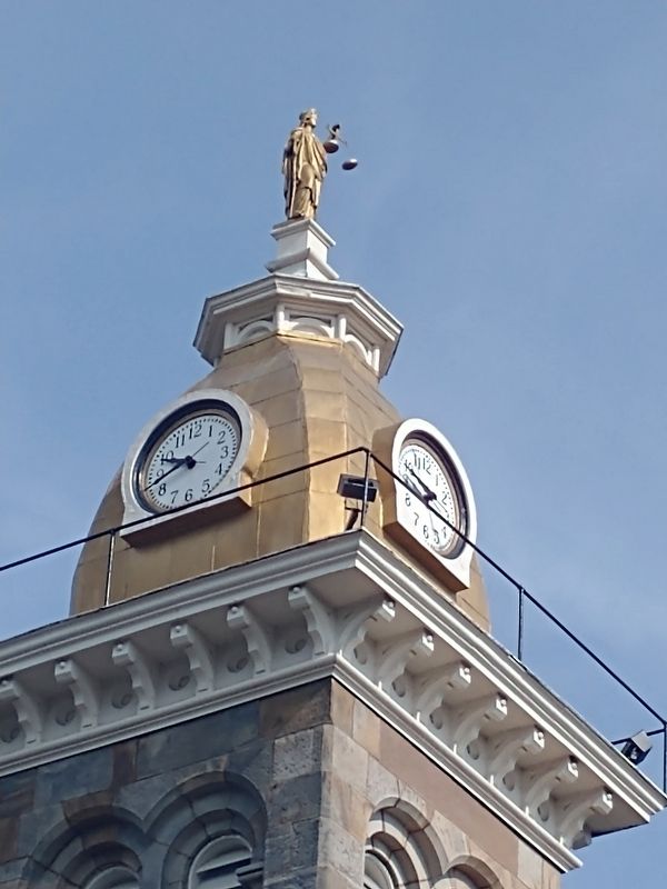 Columbiana County Courthouse Cupola image. Click for full size.
