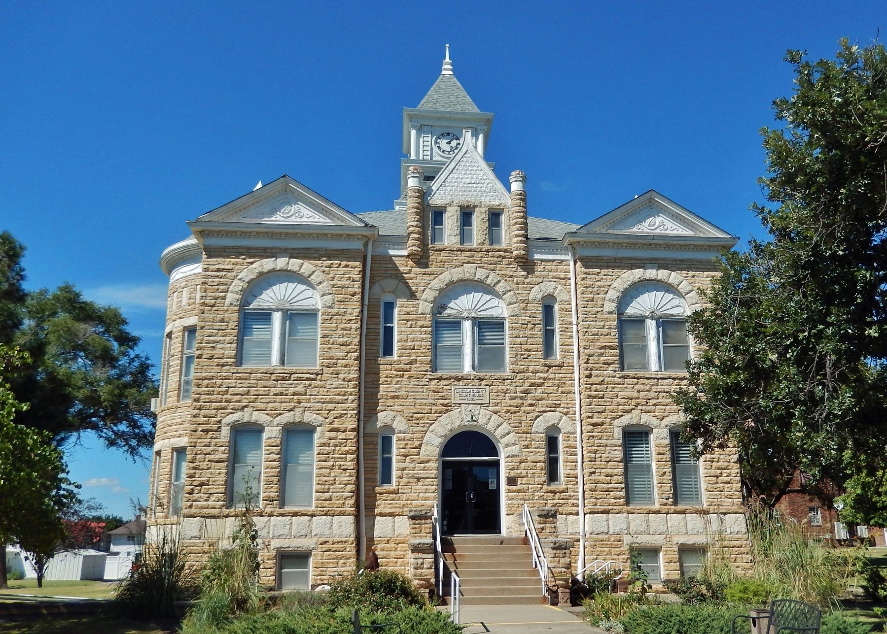 Lincoln County Courthouse (<i>south/front elevation</i>) image. Click for full size.