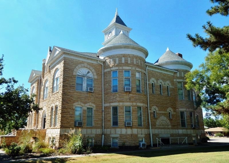 Lincoln County Courthouse (<i>southeast elevation</i>) image. Click for full size.