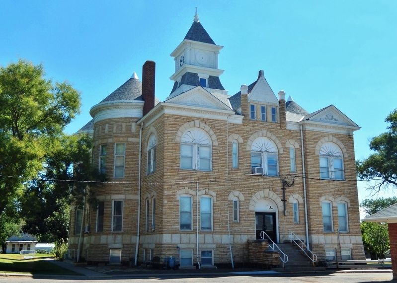 Lincoln County Courthouse (<i>northeast elevation</i>) image. Click for full size.