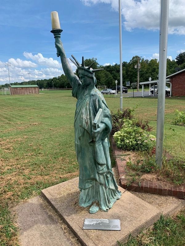 Statue of Liberty Replica near the veterans memorial image. Click for full size.