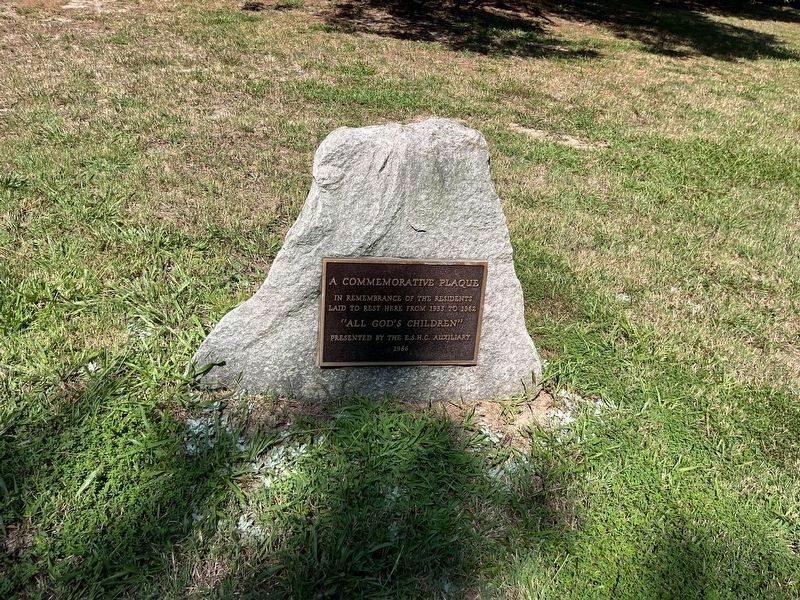 Nearby dedication plaque image. Click for full size.