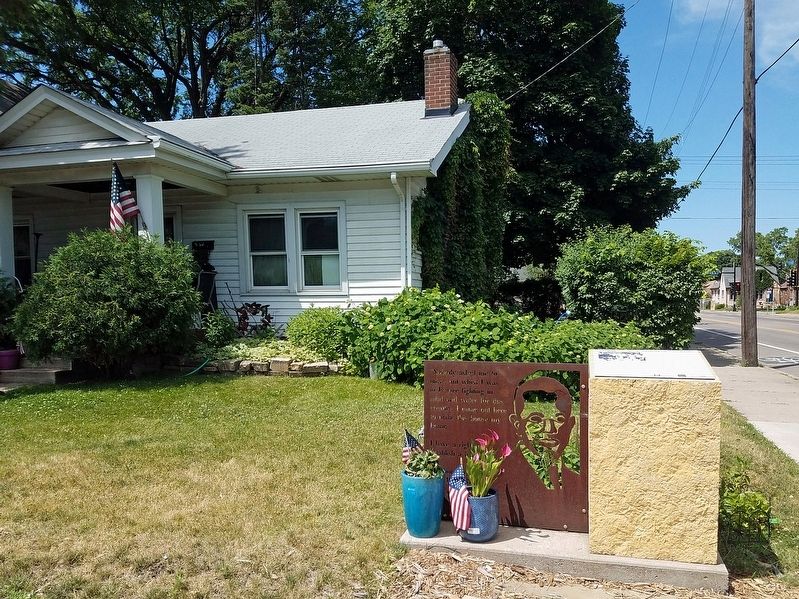 Marker with the Arthur and Edith Lee House in the background image. Click for full size.