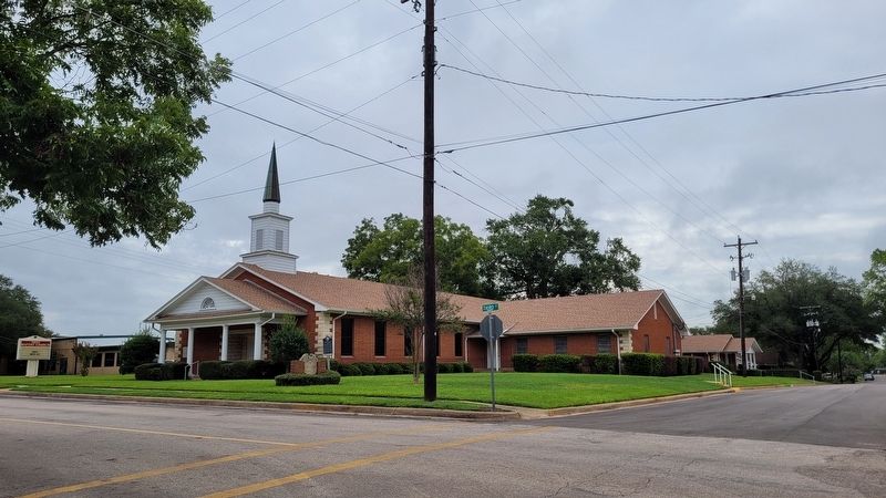 The view of the First Baptist Church of Lexington and Marker from across the street image. Click for full size.