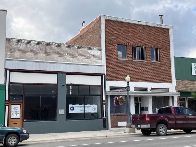 219 East Commercial Avenue Building and Marker image. Click for full size.