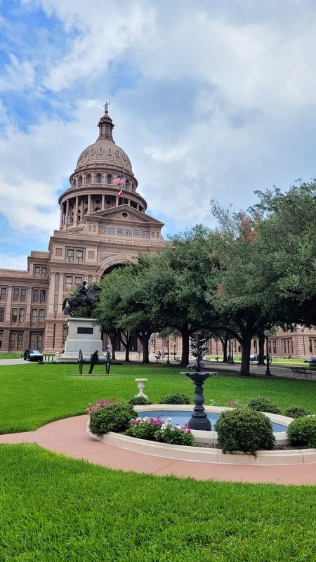 The Cannons and Fountains in front of the Texas State Capitol image. Click for full size.