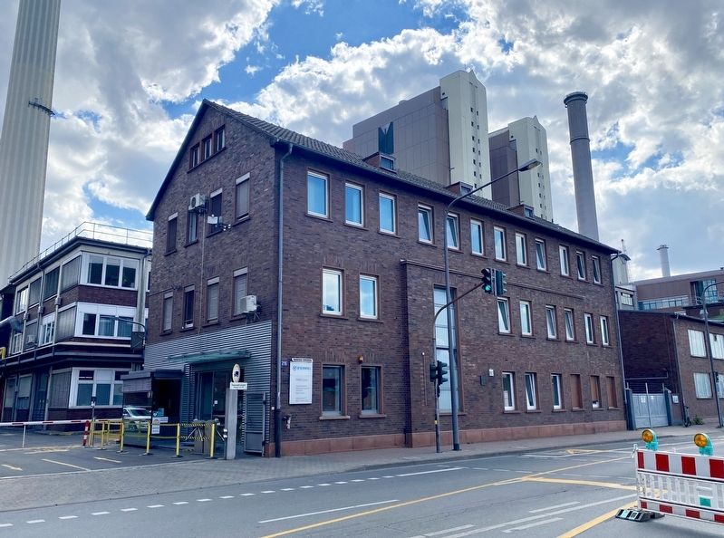 The Chemical-Paper-Ceramics Industrial Union Marker - wide view image. Click for full size.
