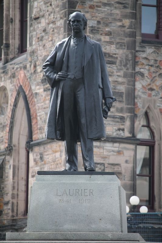 Wilfrid Laurier Statue image. Click for full size.