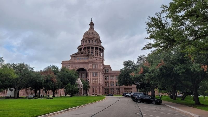 The Heroes of the Alamo Marker is located directly in front of the Texas State Capitol image. Click for full size.