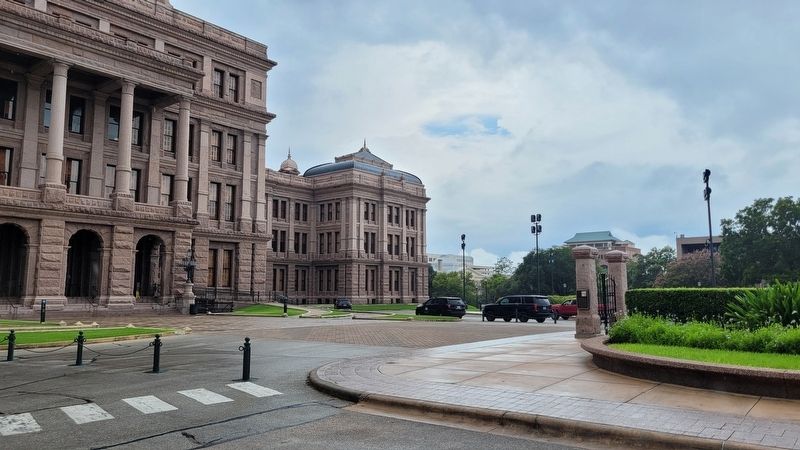 The view of the North Pedestrian Gate and Marker in front of the Texas State Capitol image. Click for full size.
