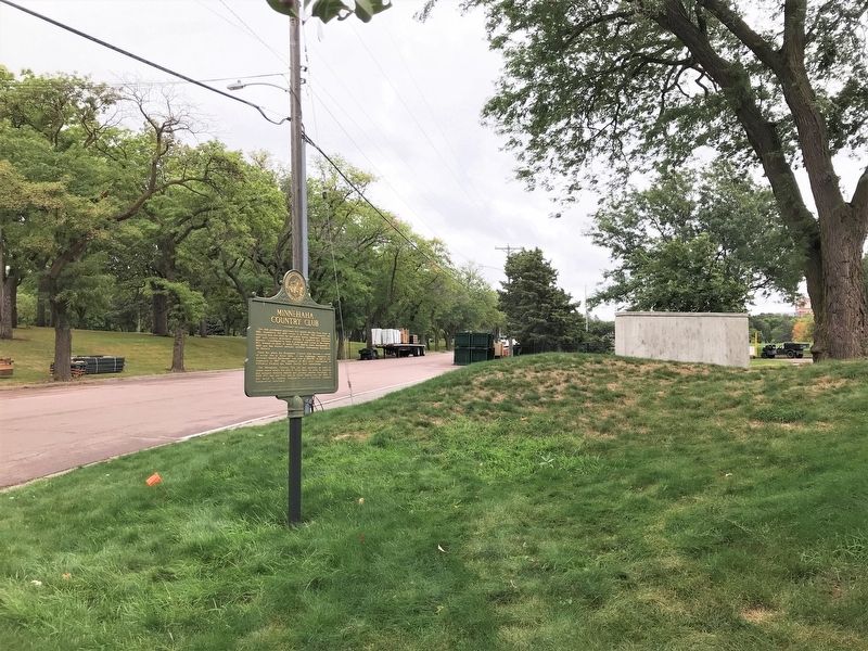 Minnehaha Country Club Marker, from the west image. Click for full size.