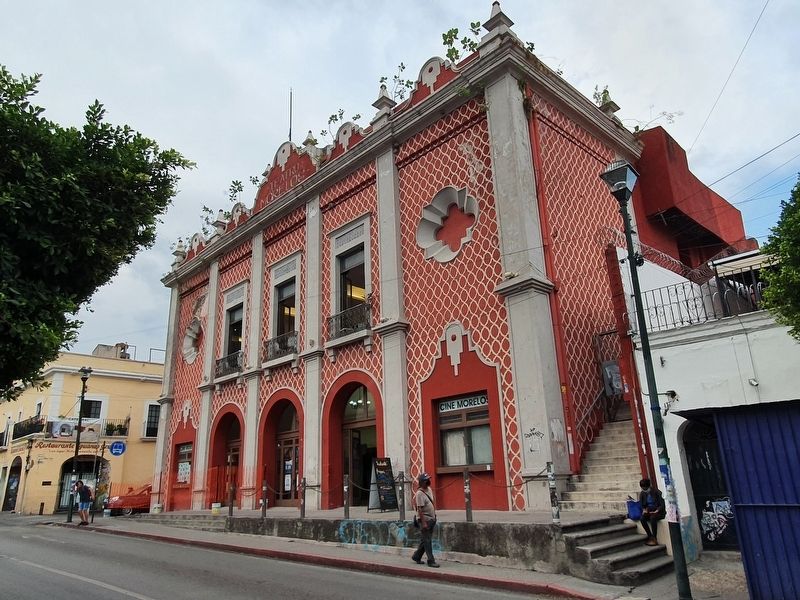 The nearby Morelos Theatre image. Click for full size.