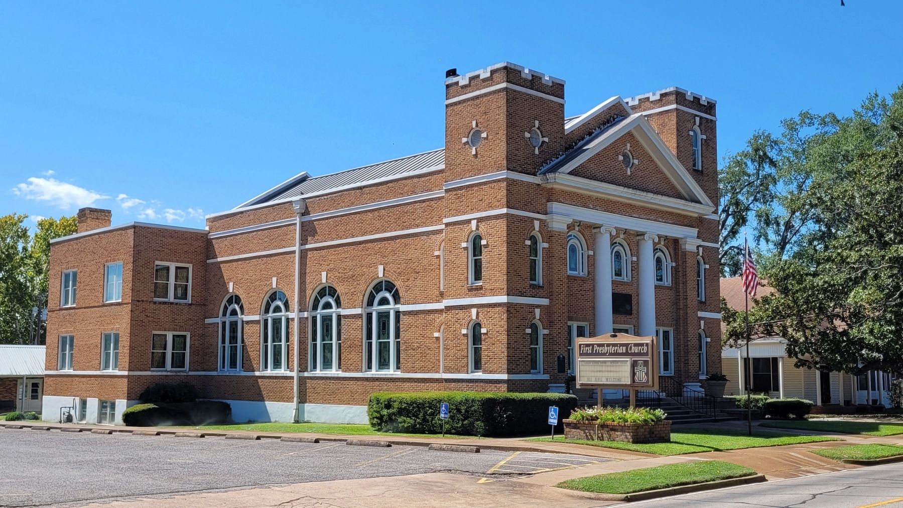 The view First Presbyterian Church of Crockett and Marker from across the street image. Click for full size.