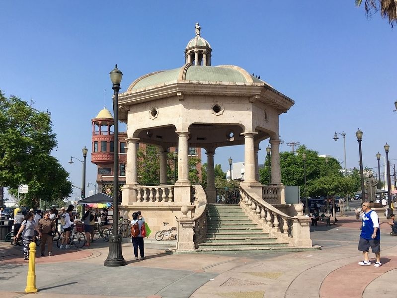 Mariachi Plaza image. Click for full size.