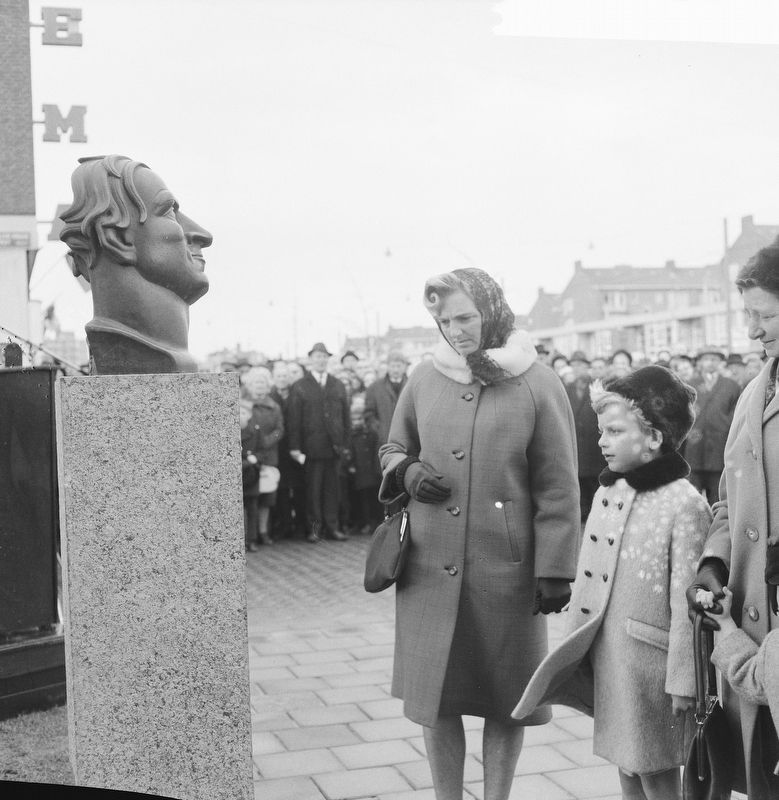 Widow of resistance fighter Willem Kraan unveiled a bust called 'The Antifascist'... image. Click for full size.