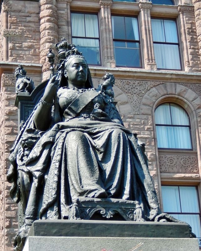 Queen Victoria Sculpture image. Click for full size.