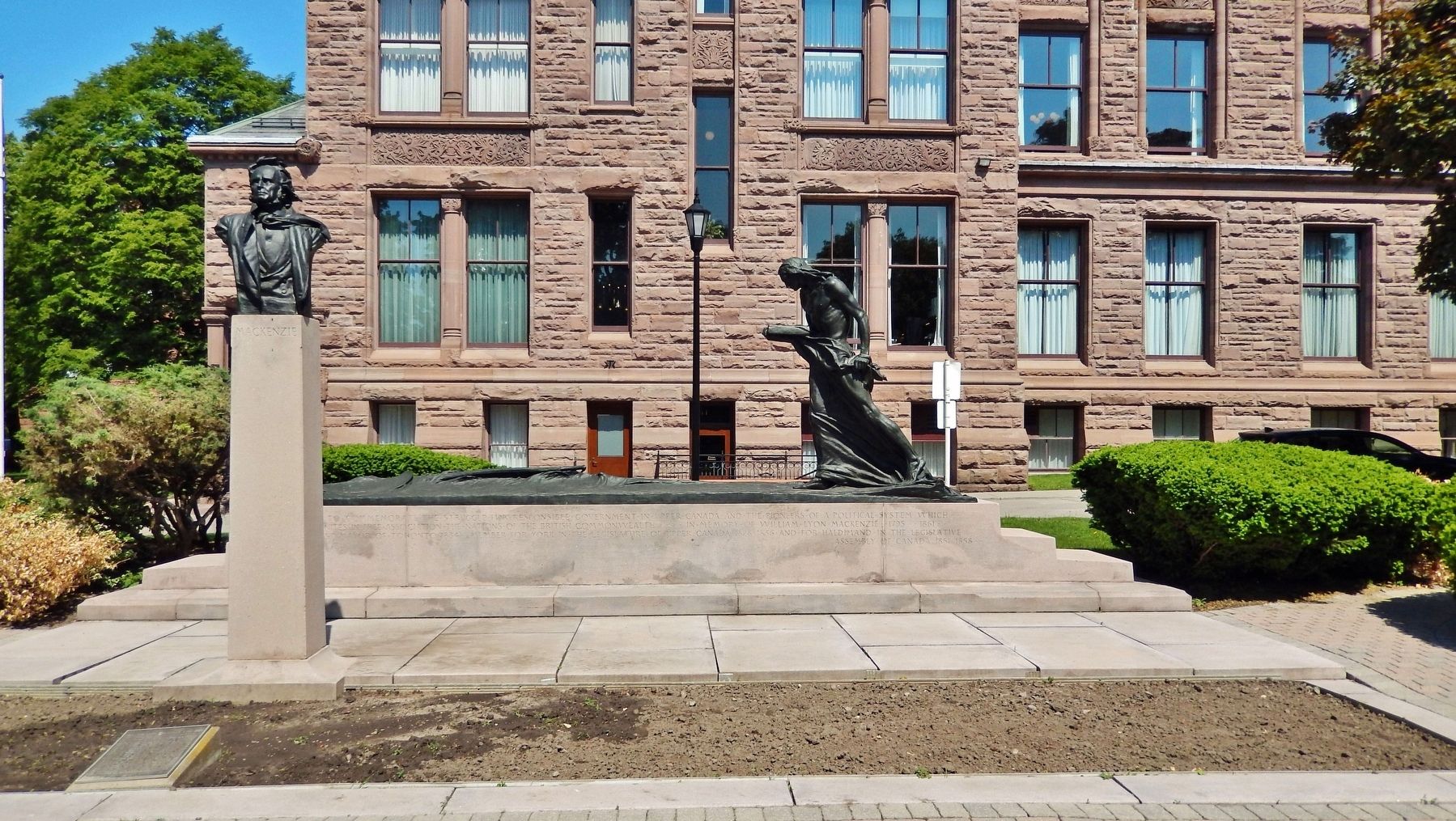 William Lyon Mackenzie Monument image. Click for full size.