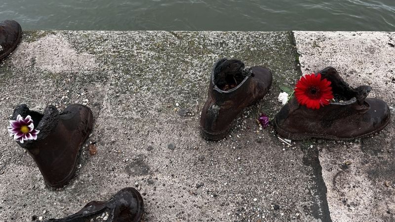 "Shoes on the Danube Bank" Memorial image. Click for full size.