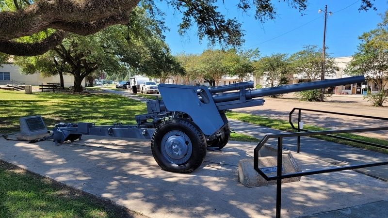 The Site of the Liberty County First Court House Marker next to the artillery cannon image. Click for full size.