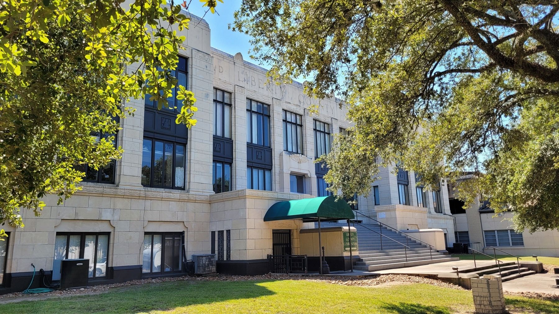 The view of the Liberty County Court House from the marker image. Click for full size.