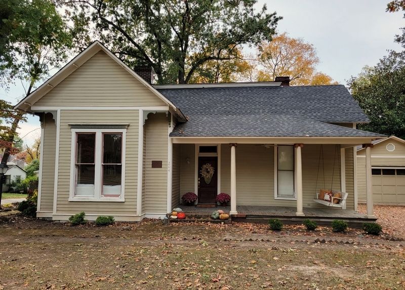 204 Lewisburg Avenue and Marker. Click for full size. 204 Lewisburg Avenue and Marker image. Click for full size.