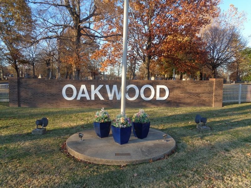 Mt. Vernon Oakwood Cemetery entrance image. Click for full size.