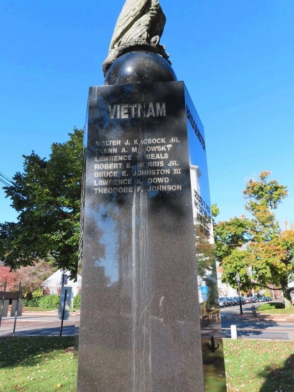 Bridgewater Veterans Memorial image. Click for full size.