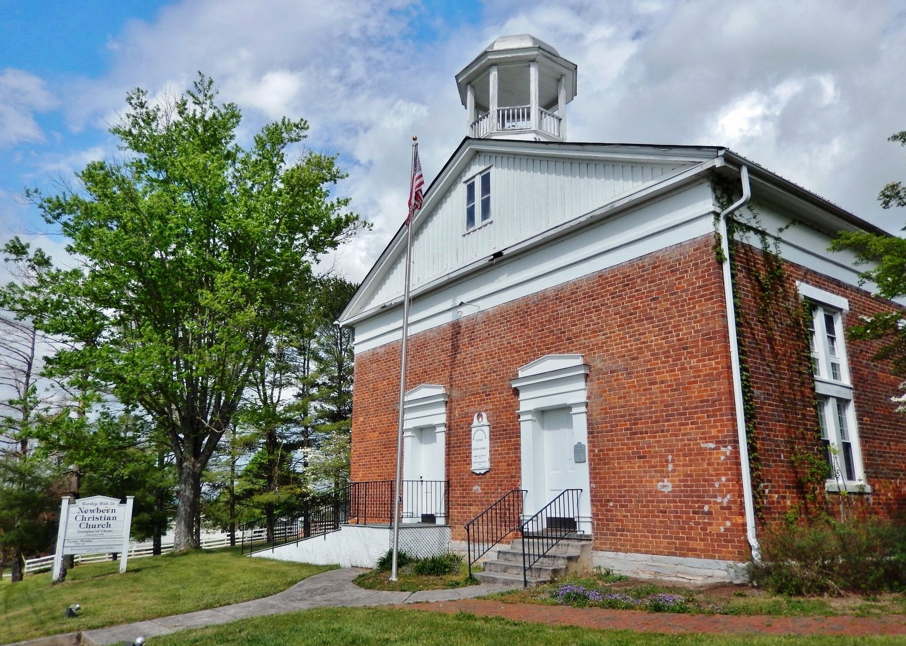 Newbern Christian Church (<i>southeast elevation</i>) image. Click for full size.
