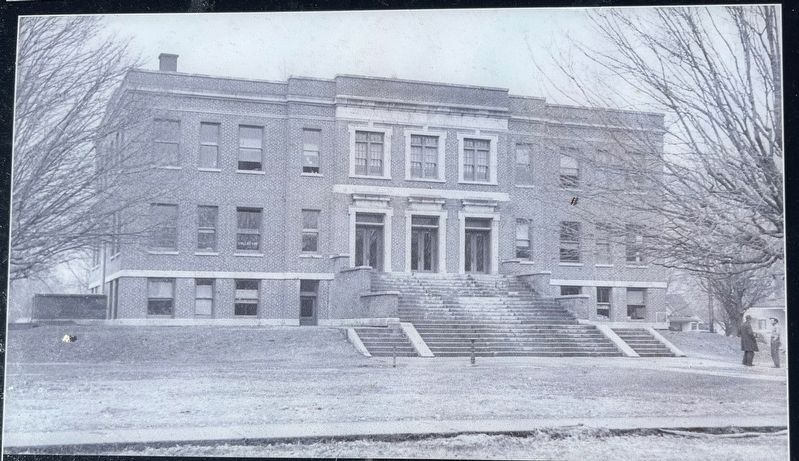 Left Side Photo - the 5th and last courthouse image. Click for full size.