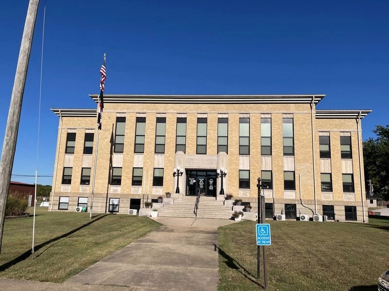 Present Day Wayne County Courthouse image. Click for full size.