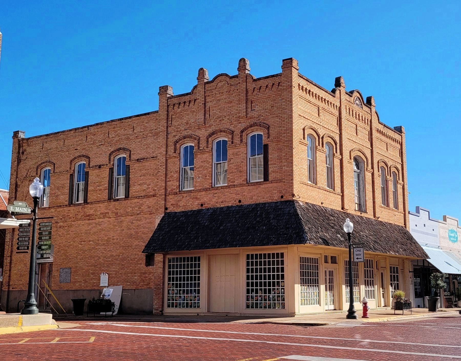 The view of the marker on the M.G. Hazel Building image. Click for full size.