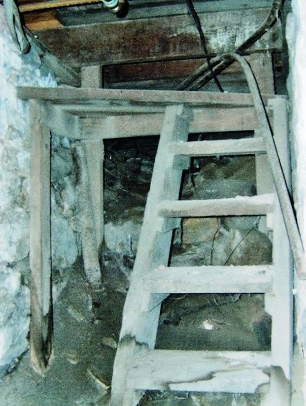 Marker detail: Pulley & rope lowered food to hidden slaves image. Click for full size.