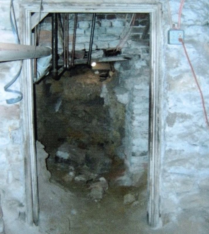 Marker detail: Tunnel entrance and safe area image. Click for full size.