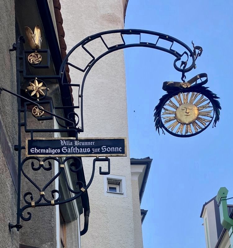 �Zur Sonne� / �At the Sun� sign image. Click for full size.