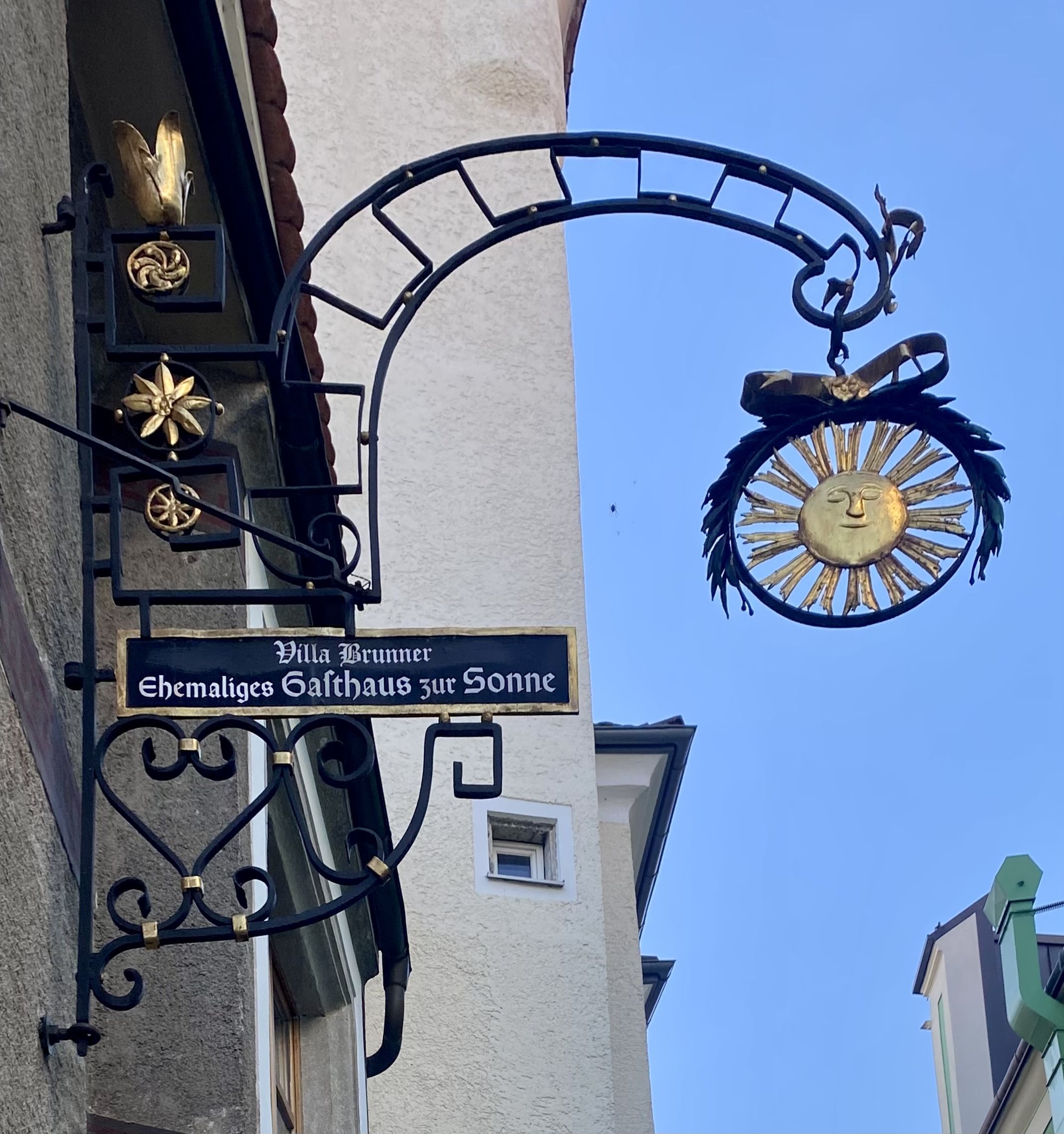 photo-zur-sonne-at-the-sun-sign