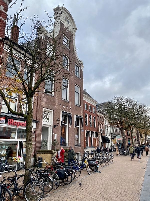 Vismarkt 40 Marker - wide view, looking west image. Click for full size.