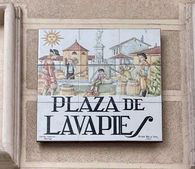 Ceramamic street sign for Plaza del Lavapi�s image. Click for full size.